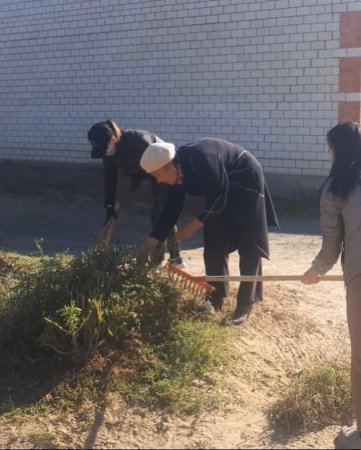 Служащие Шалкарской центральной районной больницы вышли на субботник,провели очистительные работы.
